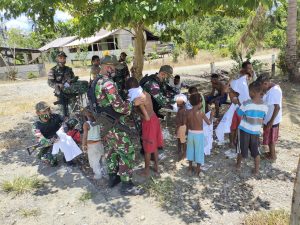 Bagikan Kaos Jam Gadang Kepada Warga Papua, Satgas Yonif 131 Eratkan Bhinneka Tunggal Ika