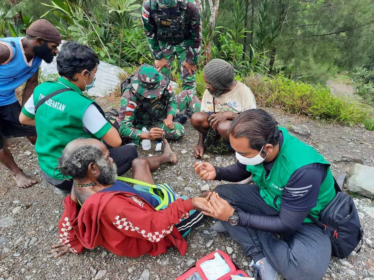 Sinergi Peduli Kesehatan, Satgas Yonif 756 dan Dinkes Mimika Gelar Yankes Keliling Kampung