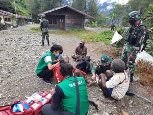 Sinergi Peduli Kesehatan, Satgas Yonif 756 dan Dinkes Mimika Gelar Yankes Keliling Kampung