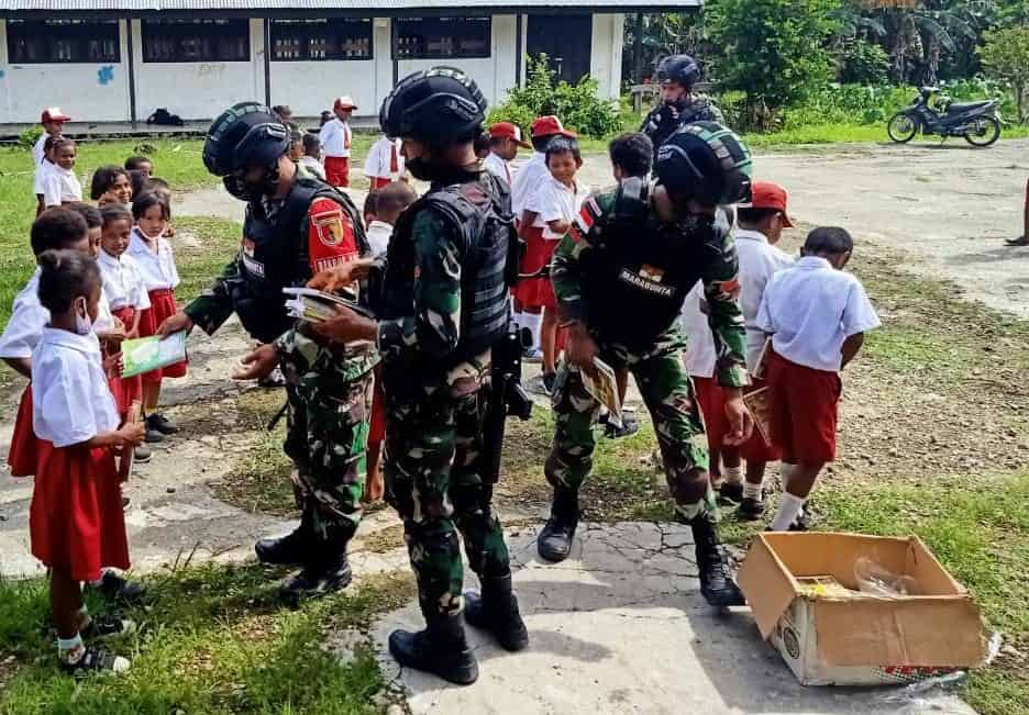 Tingkatkan Semangat Belajar Siswa Perbatasan, Satgas Yonif 512/QY Bagikan Tas dan Buku