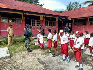 Tingkatkan Semangat Belajar Siswa Perbatasan, Satgas Yonif 512/QY Bagikan Tas dan Buku