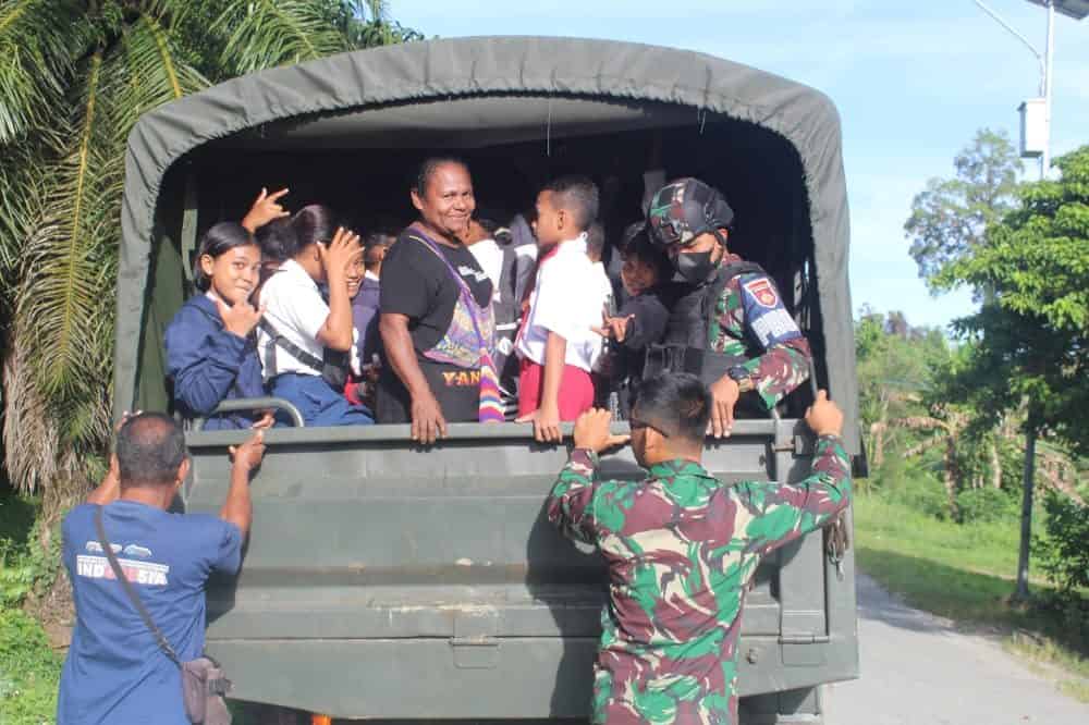 Satgas Yonif 403 Dukung Transportasi Anak Sekolah Di Perbatasan