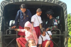 Satgas Yonif 403 Dukung Transportasi Anak Sekolah Di Perbatasan