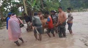 Satgas Yonif 742 Evakuasi Sebelas Korban Banjir di Dusun Sakafini