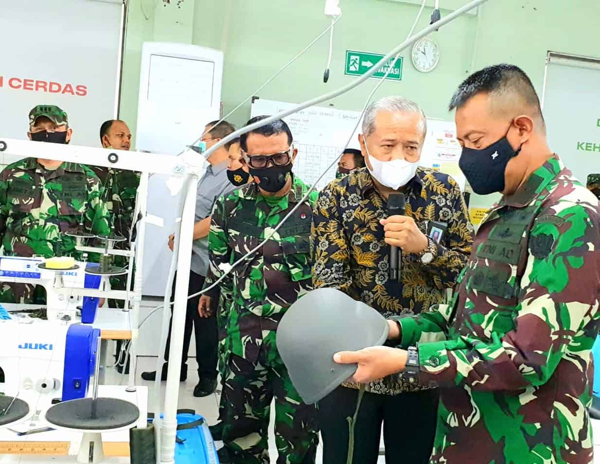 Kadislitbangad Memverifikasi Produksi Rompi Tahan Peluru dan Helm Militer Buatan Dalam Negeri
