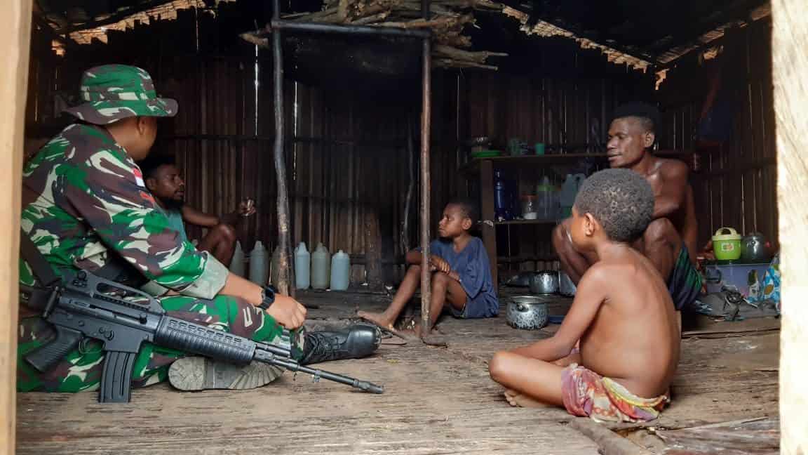 Peduli Kesehatan Warga, Satgas Yonif 403 Gelar Yankes Di Kampung Tatakra