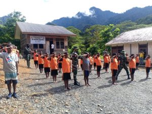 Bentuk Karakter Generasi Papua Sejak Dini , Satgas TNI Yonif 756/WMS Mengajar di Pedalaman Papua
