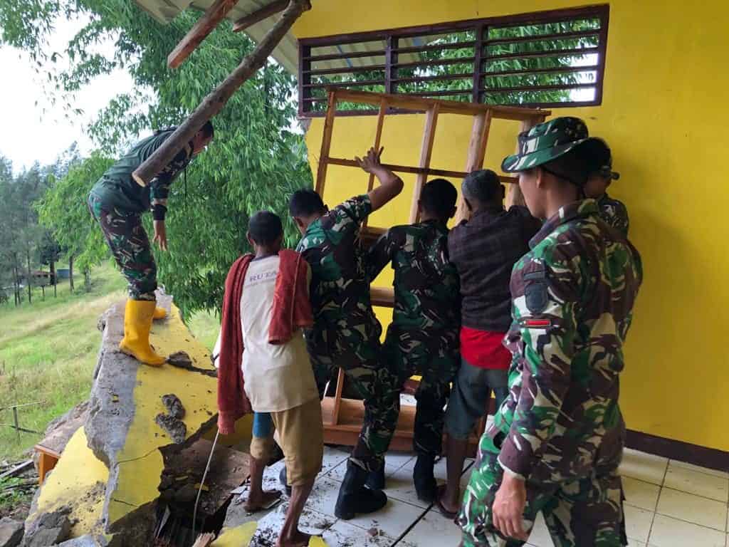 SMP Satap Roboh, Satgas Yonarmed 6/3 Bantu Evakuasi