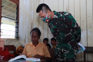 Kekurangan Guru, Satgas Yonif 403 Bantu Mengajar Di Papua
