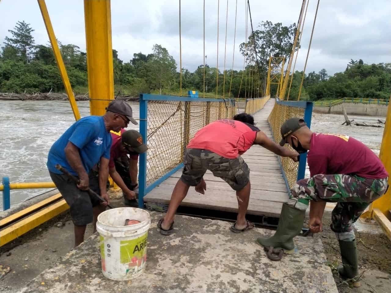 *Satgas Yonif 131 Bersama Warga Perbaiki Jembatan Gantung di Papua*