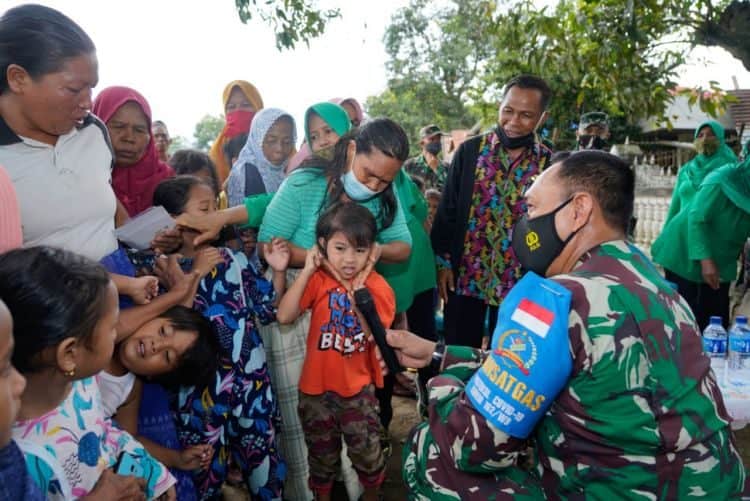 Upaya Korem 162/WB Berikan Trauma Healing Korban Banjir Bandang