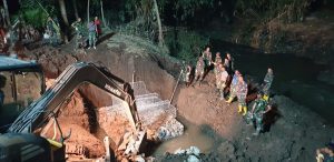 Pasukan Zeni TNI AD Bekerja Pagi, Siang dan Bahkan Sampai Larut Malam Bangun Jembatan Untuk Masyarakat Korban Banjir Bandang Bima