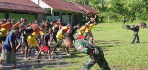 Jadi Guru Dadakan, Satgas Yonif 403/WP Ajak Anak-Anak Papua di Perbatasan Rutin Berolahraga