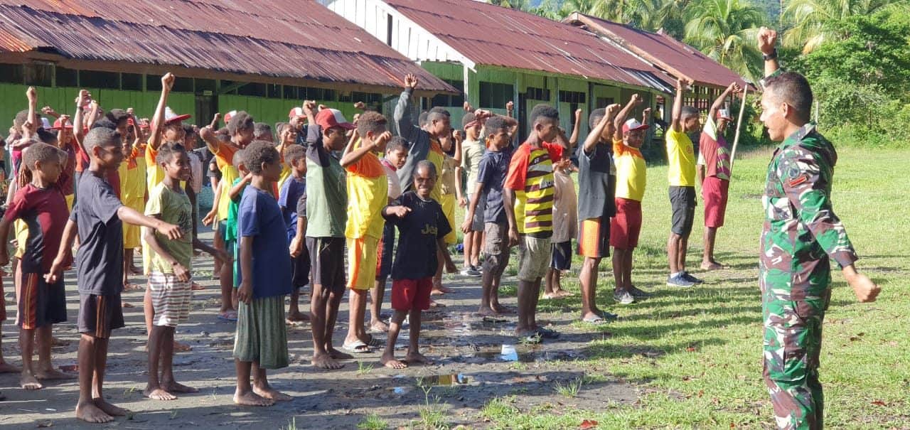 Jadi Guru Dadakan, Satgas Yonif 403/WP Ajak Anak-Anak Papua di Perbatasan Rutin Berolahraga