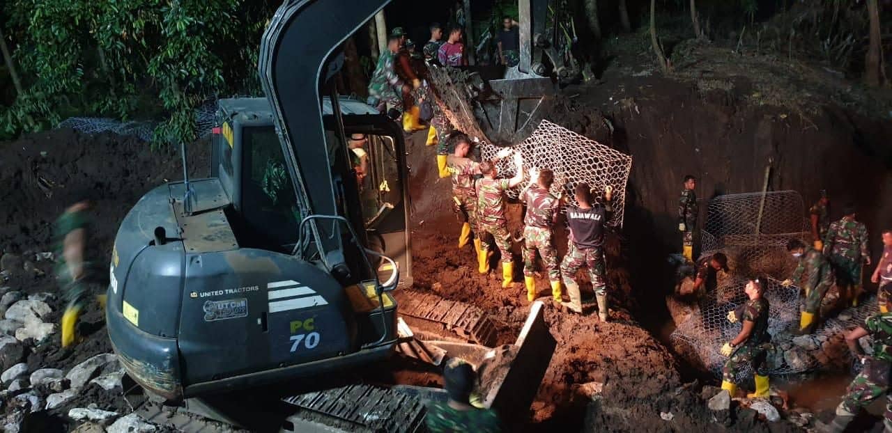 Pasukan Zeni TNI AD Bekerja Pagi, Siang dan Bahkan Sampai Larut Malam Bangun Jembatan Untuk Masyarakat Korban Banjir Bandang Bima