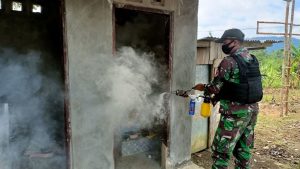 Cegah Wabah Penyakit Malaria, Satgas Yonif 131 Lakukan Fogging