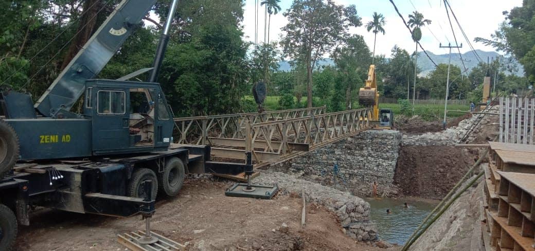 Rangka Jembatan Telah Tepasang, Warga Desa Bolo-Rade Kembali  Tersenyum