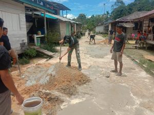 Satgas Yonif 642 Bersama Warga Perbaiki Jalan Desa