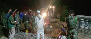 Perbaikan Jembatan Woro, Satgas Zeni TNI AD Lembur Hingga Malam