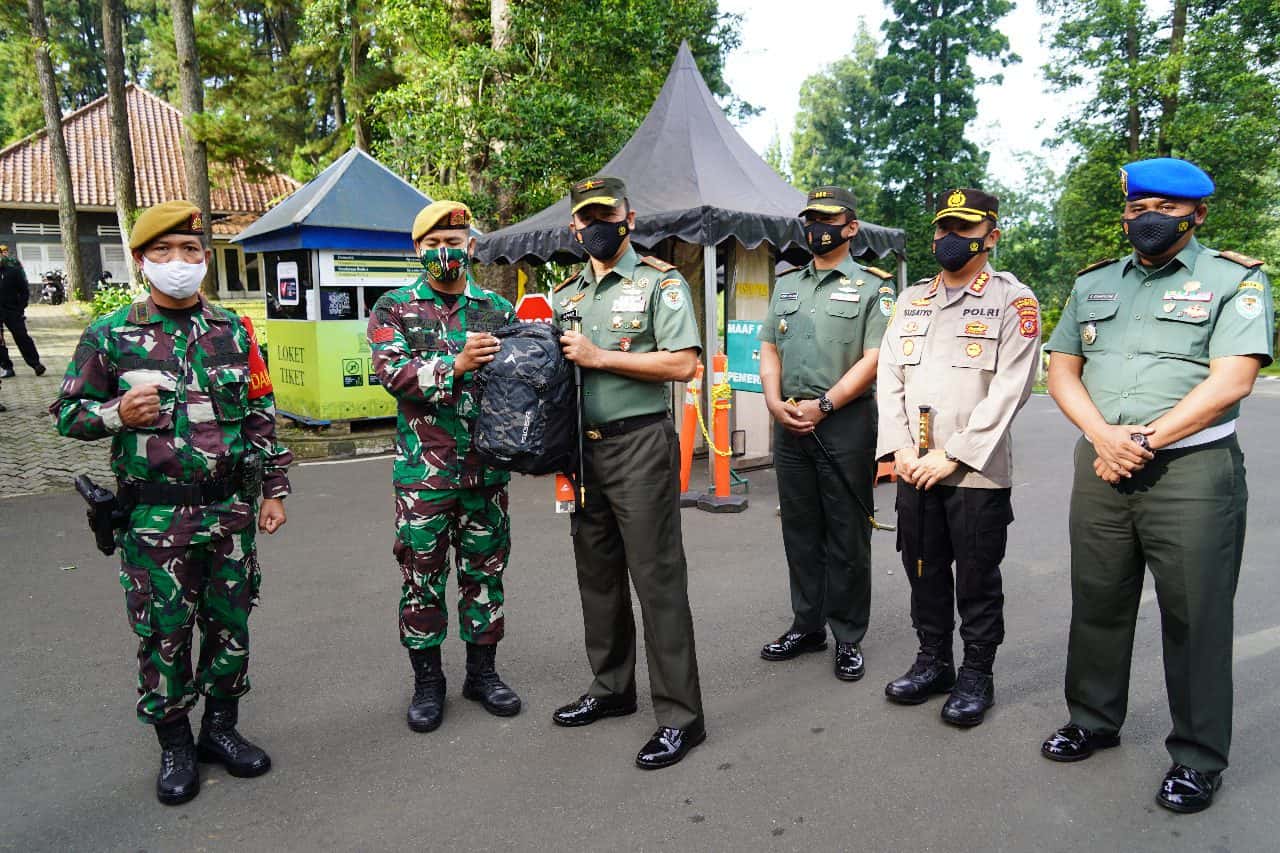 Prajuit Yon Armed 5/Tarik Amankan Pelaku Masuk Pagar KRB, Danrem Berikan Penghargaan