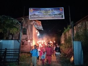 Pawai Obor Warnai Peringatan Paskah Personel Satgas Yonif 131 Bersama Masyarakat Papua