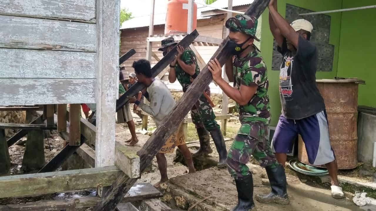 Wujud Kemanunggalan, Prajurit Satgas Yonif 512 Bersama Warga Bangun Mushola di Perbatasan