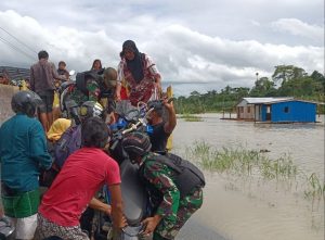 Satgas Yonif 131 Sigap Evakuasi Warga Terdampak Banjir di Papua