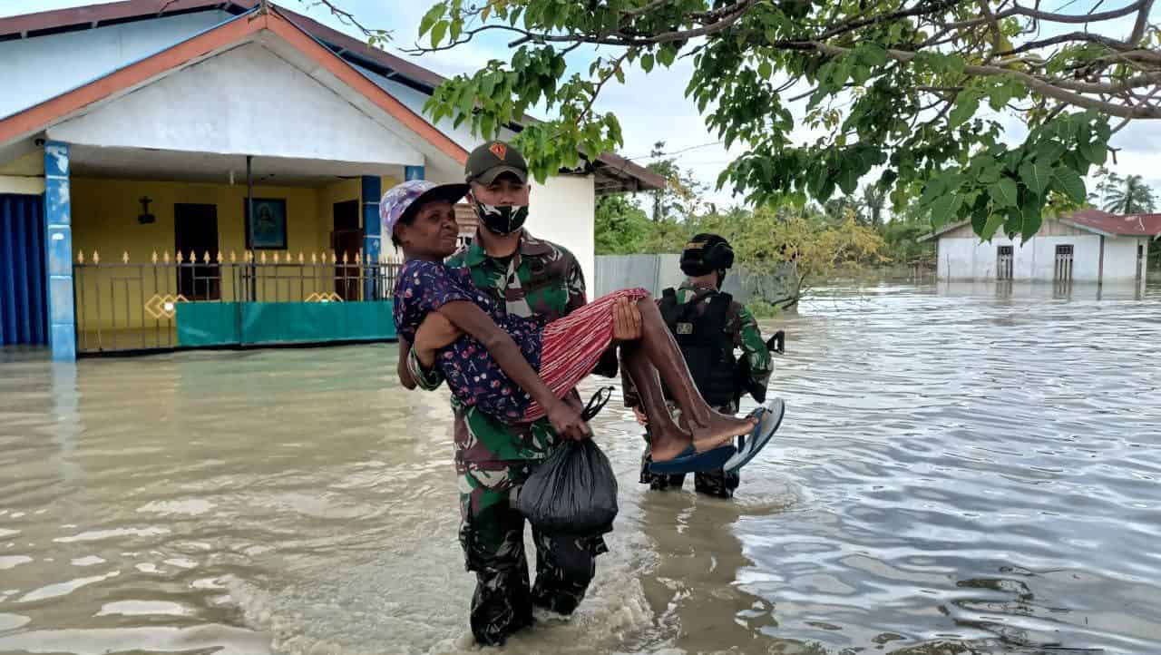 Satgas Yonif 131 Sigap Evakuasi Warga Terdampak Banjir di Papua