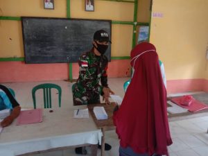 Apresiasi Warga, Satgas Yonif 642/Kps Bantu Beri Santunan LKD Bagi Warga Perbatasan