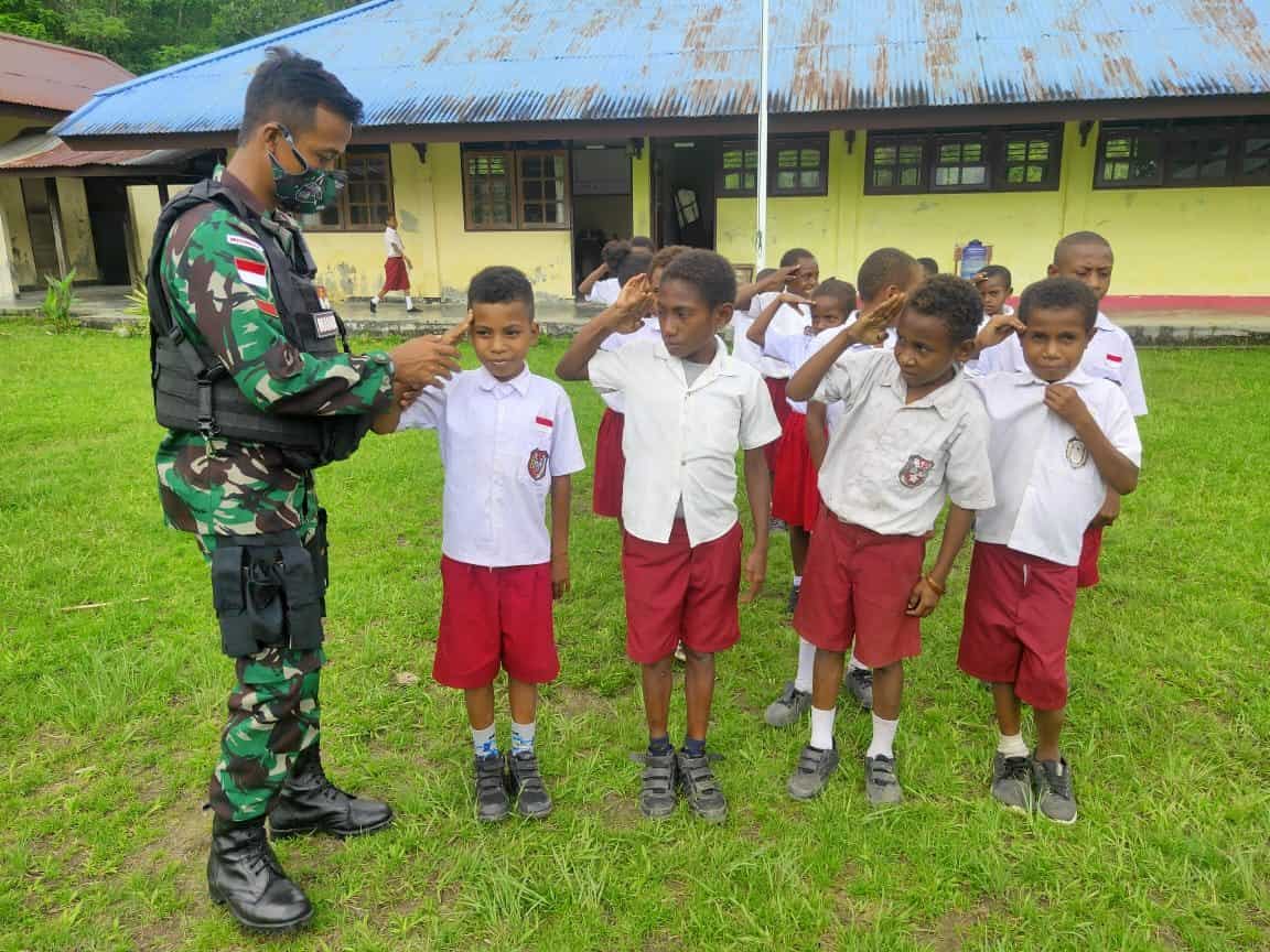 Satgas Yonif 512/QY Tanamkan Disiplin Siswa di Timur Indonesia