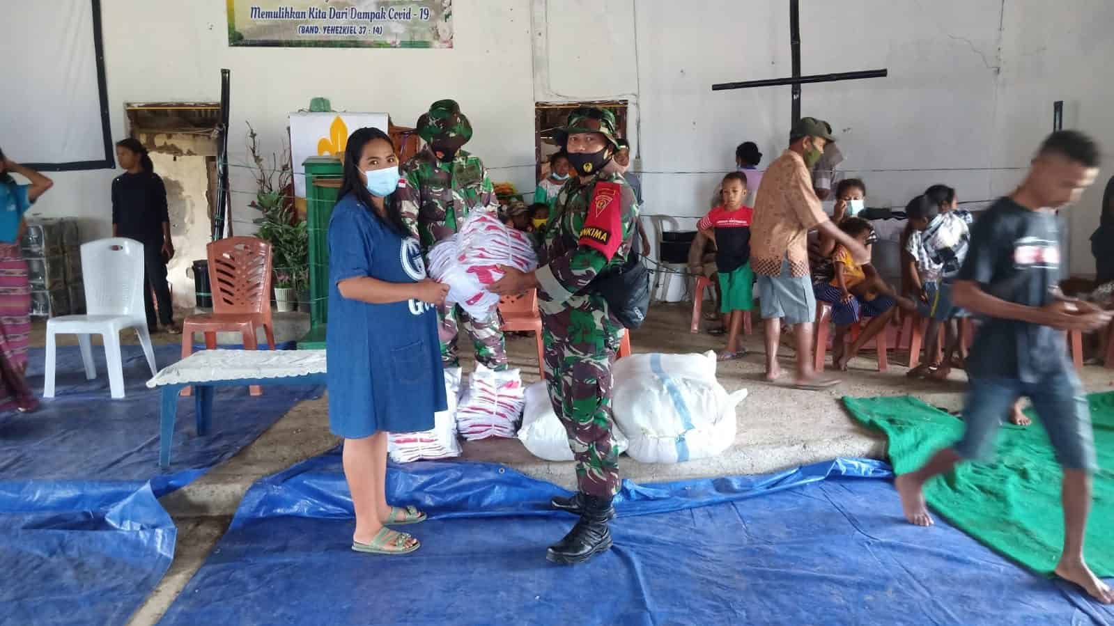 Satgas Yonif 742 Berikan Bantuan Pakaian Layak Pakai Bagi Korban Banjir di Belu
