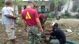 Jaga Ketersediaan Sumber Air Bersih, Satgas Yonif 131 Perbaiki Sumur Tua Kampung Skow
