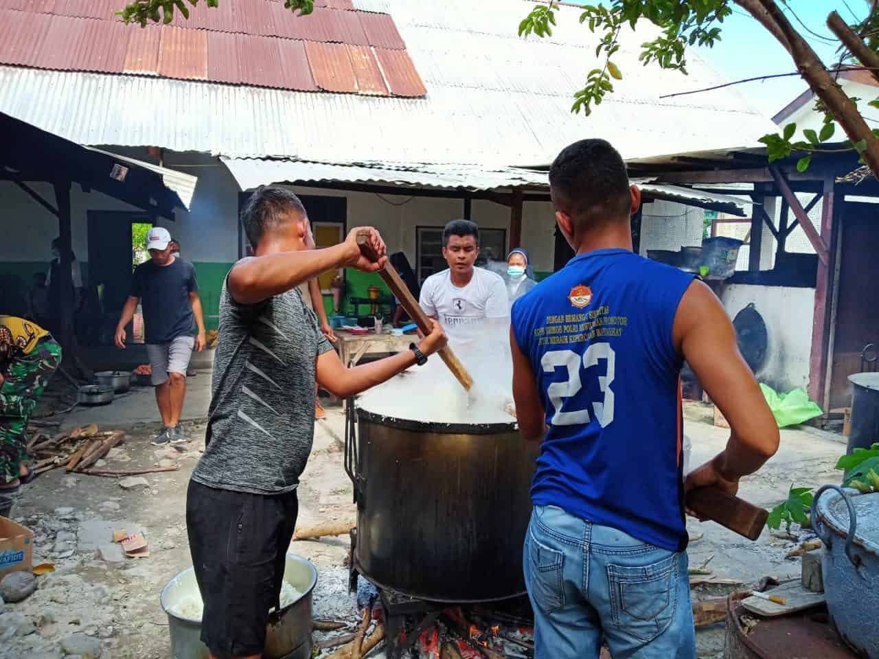 Bantu Logistik Pengungsi, Satgas Pamtas RI-RDTL Yonarmed 6/3 Kostrad Gelar Dapur umum.