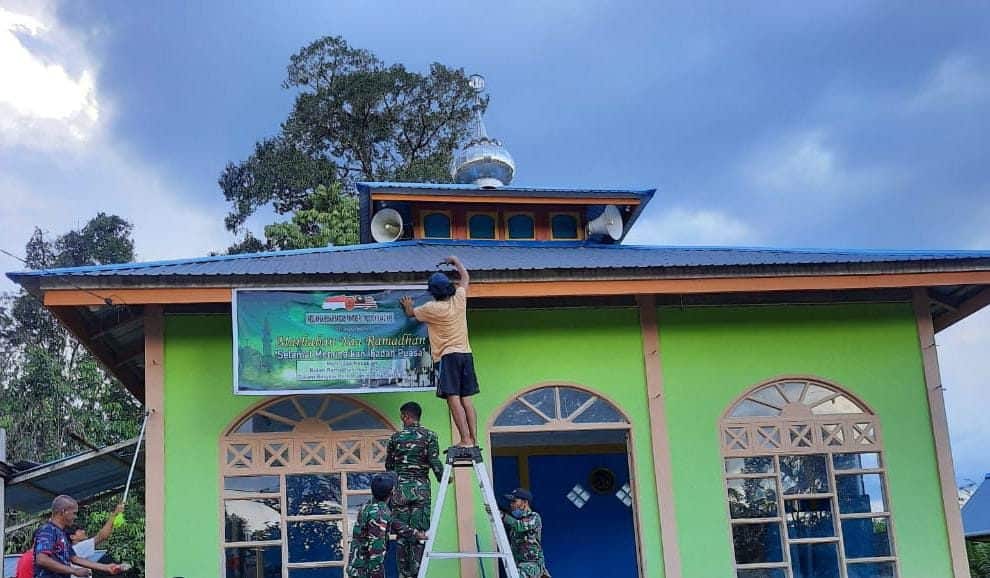 Persiapkan Tarawih, Satgas Pamtas Yonif 642/Kps Bersama Masyarakat Entikong Bersihkan Masjid