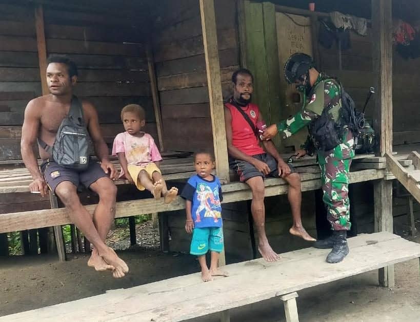 Jaga Kesehatan Warga, Satgas Yonif 512 Berikan Pengobatan Gratis di Papua