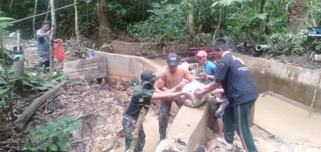 Satgas Yonif 642 Bersama Warga Bersihkan Bendungan Desa Sentabeng