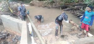 Satgas Yonif 642 Bersama Warga Bersihkan Bendungan Desa Sentabeng