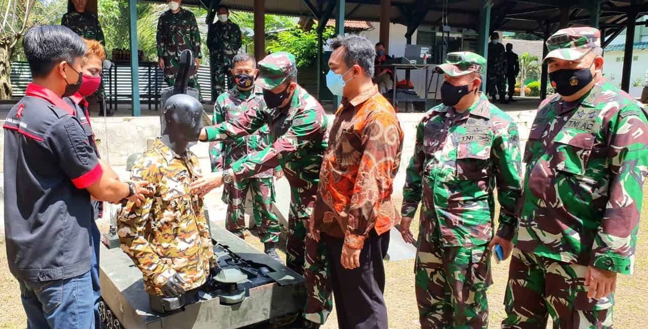 Kadislitbangad Tinjau Rekayasa Robot Tembak Reaksi