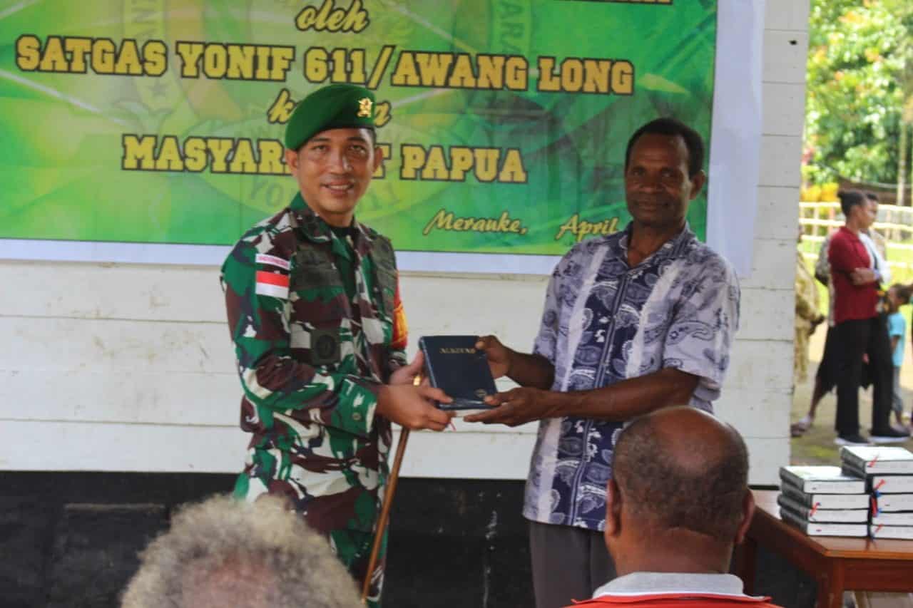 Cinta Kasih Satgas TNI Bagikan Alkitab Kepada Warga Papua