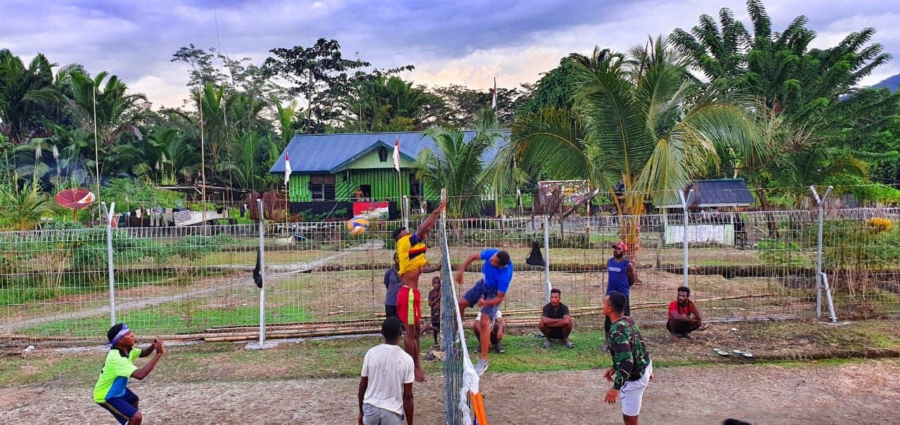 Satgas Yonif 403 Gelar Olahraga Bersama Masyarakat Kampung Batom
