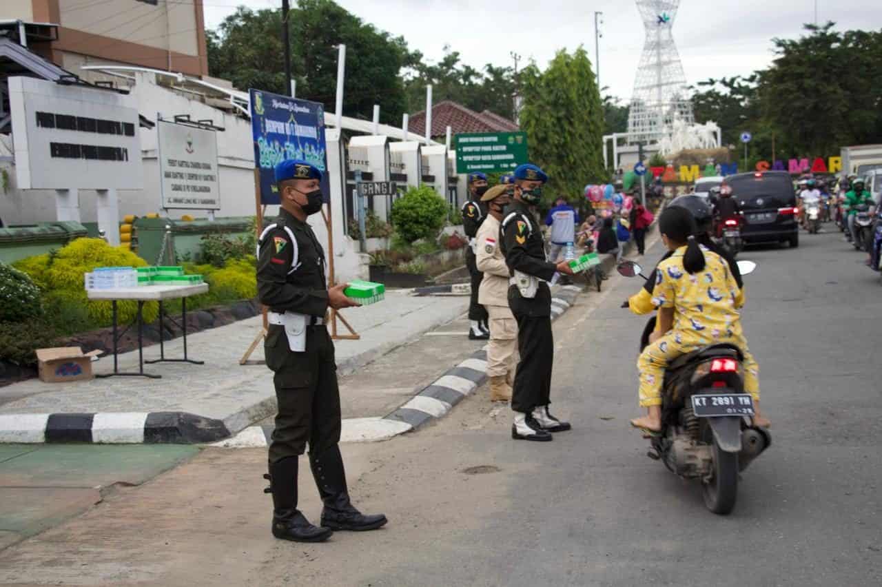 Peduli Sesama, Denpom VI/1 Samarinda Bagi 100 Takjil Tiap Hari Selama Ramadhan