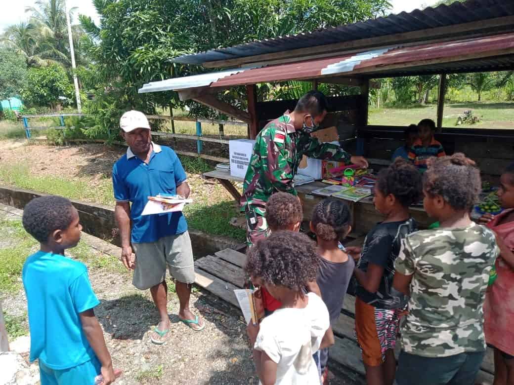 Satgas Yonif 403 Bagikan Buku dan Alat Tulis Kepada Anak-Anak di Papua