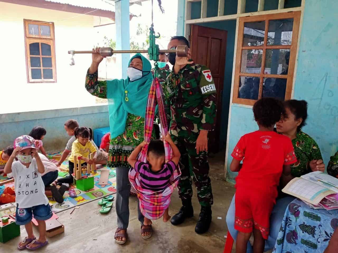 Tim Kesehatan TNI, Bantu Program Posyandu di Wilayah Perbatasan