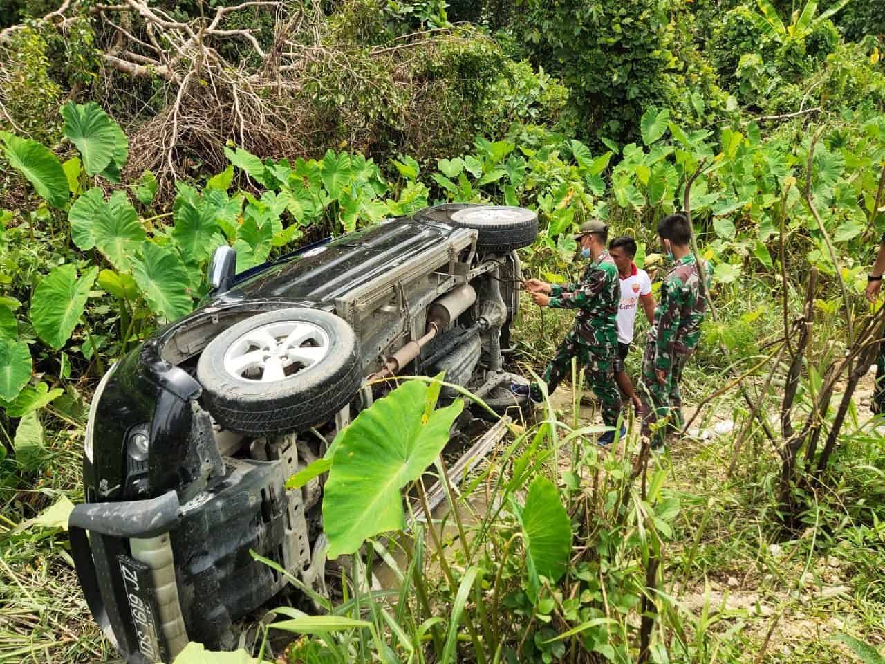 Personel Satgas Yonif 131 Bantu Evakuasi Mobil Terguling