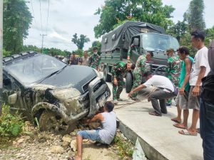 Personel Satgas Yonif 131 Bantu Evakuasi Mobil Terguling