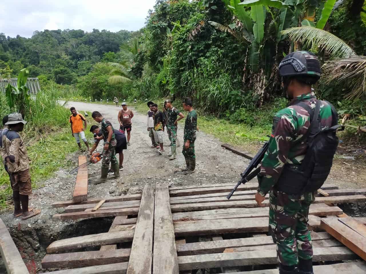 Satgas Yonif 403/WP Bersama Warga Bangun Jembatan Kayu di Jalur Trans Papua Pasca Longsor