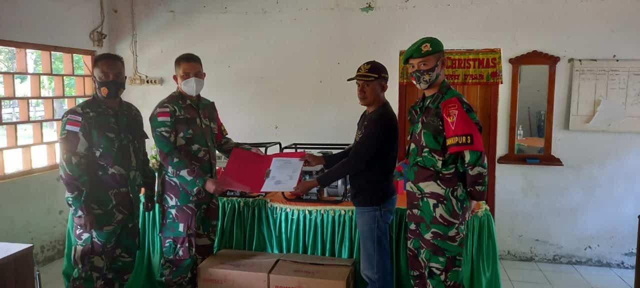 Bantu Petani Perbatasan, Satgas Yonif 742 Serahkan Dua Unit Mesin Air