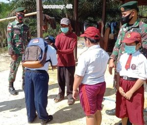 Tingkatkan Kualitas Pendidikan, Satgas Yonarhanud 16 Bagikan Perlengkapan Sekolah di Perbatasan