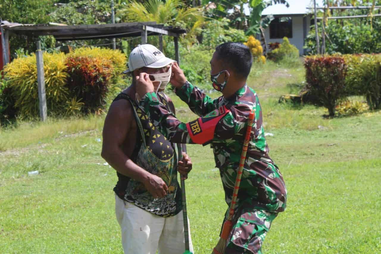 Satgas Yonif 403 Gelar Pengobatan Dan Pembagian Masker di Papua