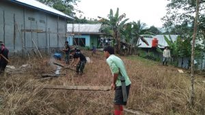 Satgas Yonif 642 Gotong Royong Bersama Warga Bangun WC PAUD Perbatasan